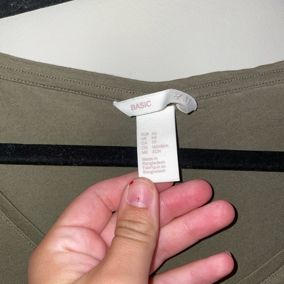 FIVE H&M Basic Tees - Picture 16 of 16